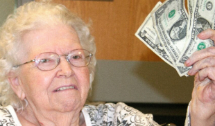 Abuela le da $20 a nieto para que se compre algo sin saber que no alcanza para nada