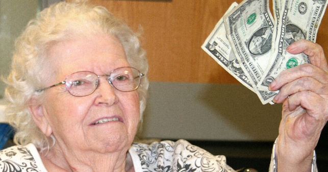 Abuela le da $20 a nieto para que se compre algo sin saber que no alcanza para nada