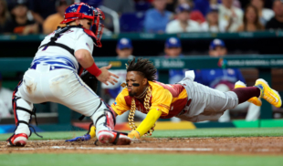 ¡Increíble! Pelotero venezolano logra correr las bases arrastrando una cadena de oro de 10 kilos