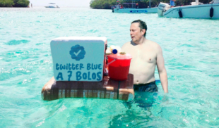 Avistan a Elon Musk vendiendo verificaciones de Twitter con su cava en Los Juanes
