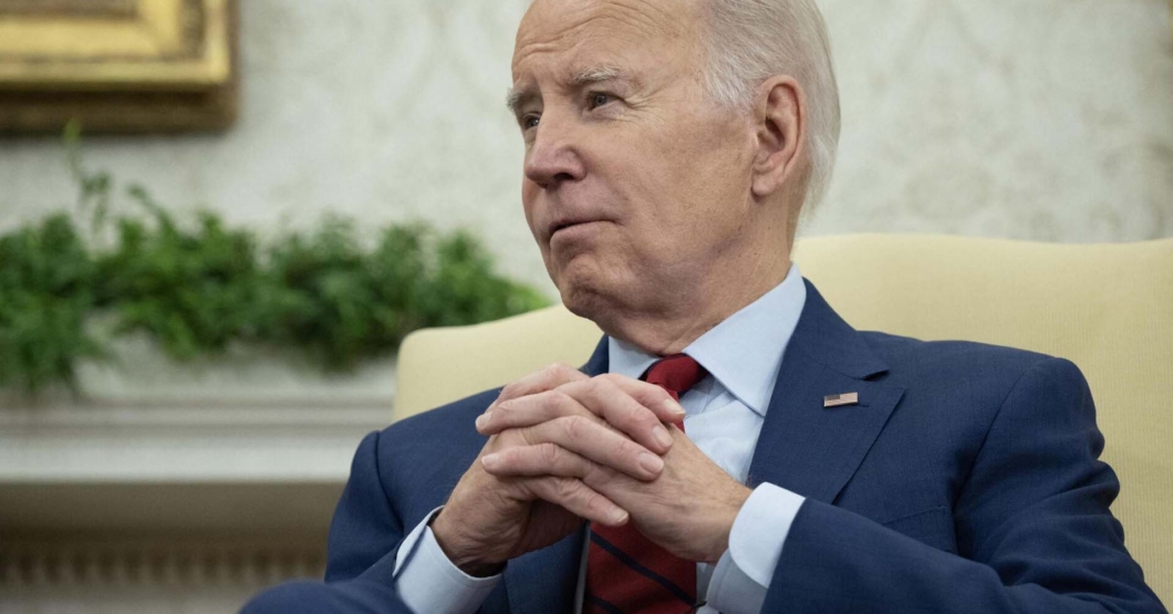 Biden intenta detener la crisis financiera recordando que lo material se recupera