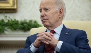 Biden intenta detener la crisis financiera recordando que lo material se recupera