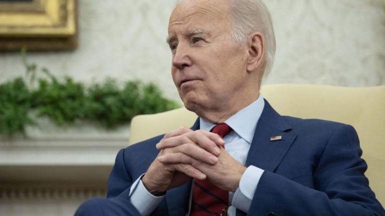 Biden intenta detener la crisis financiera recordando que lo material se recupera