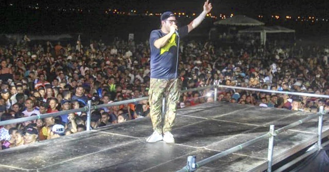 Lacava interrumpe concierto de Anuel para recordar que no hay plata para los maestros