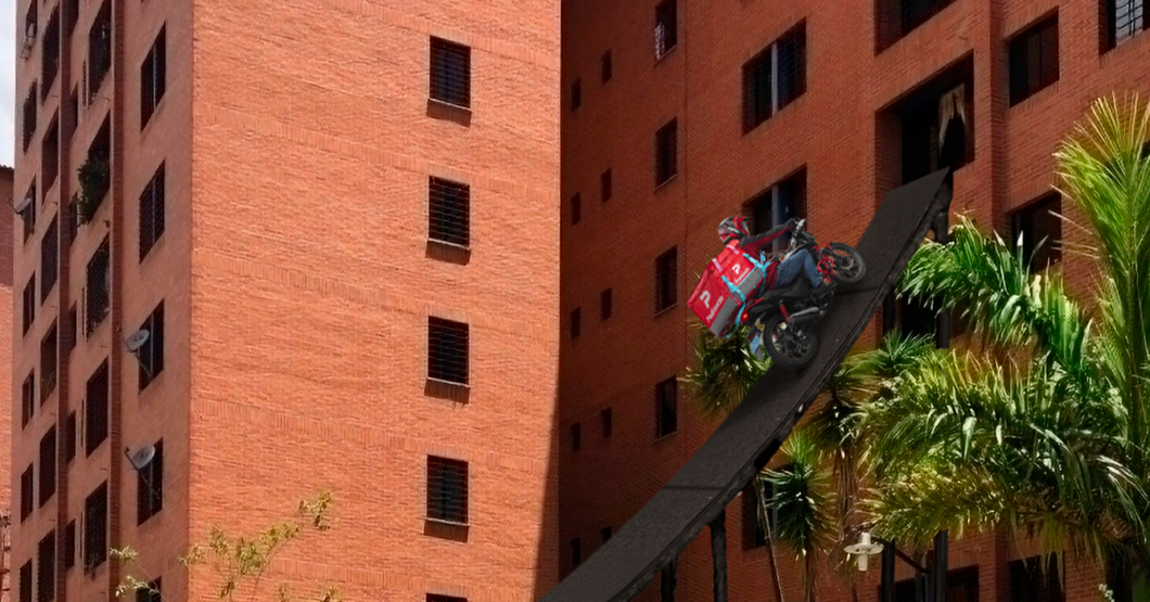 Joven instala rampa frente a su edificiopara que el repartidor llegue directamente a su sala