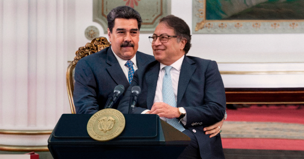 Petro se sienta en piernas de Maduro a explicar razón por la que expulsó a Guaido