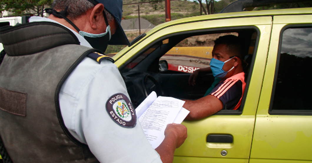 Policía le pone multa a chamo por intentar sobornarlo en bolívares