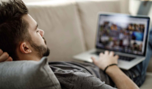 Joven decide relajarse con una película de Netflix y pasa una semana estresado eligiendo qué ver