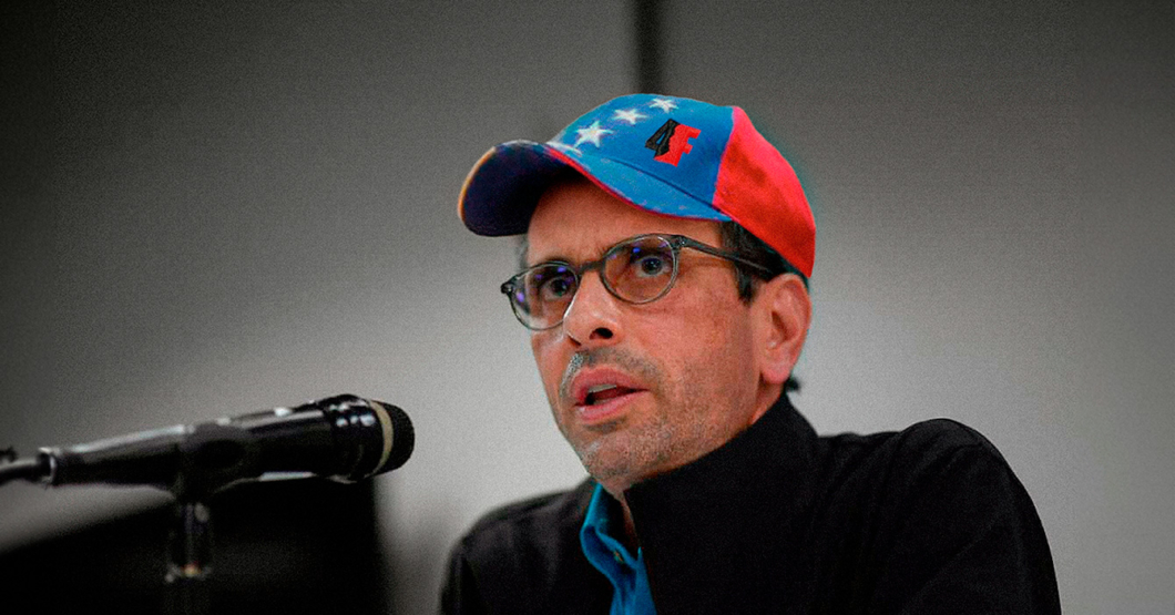 Capriles le borda un "4F" a su gorra tricolor