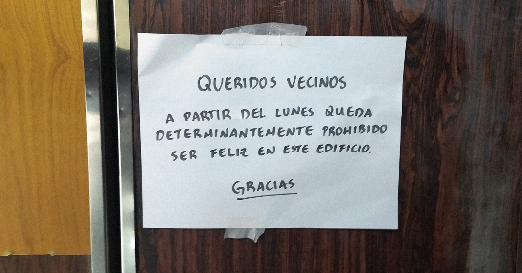 Junta de condominio prohíbe ser feliz