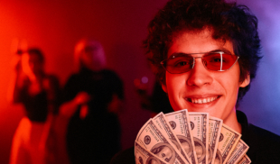 Joven sin miedo a nada sale a rumbear con tan sólo $1000