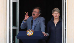 Gustavo Petro amenaza con engordar, usar guayaberas y bailar salsa