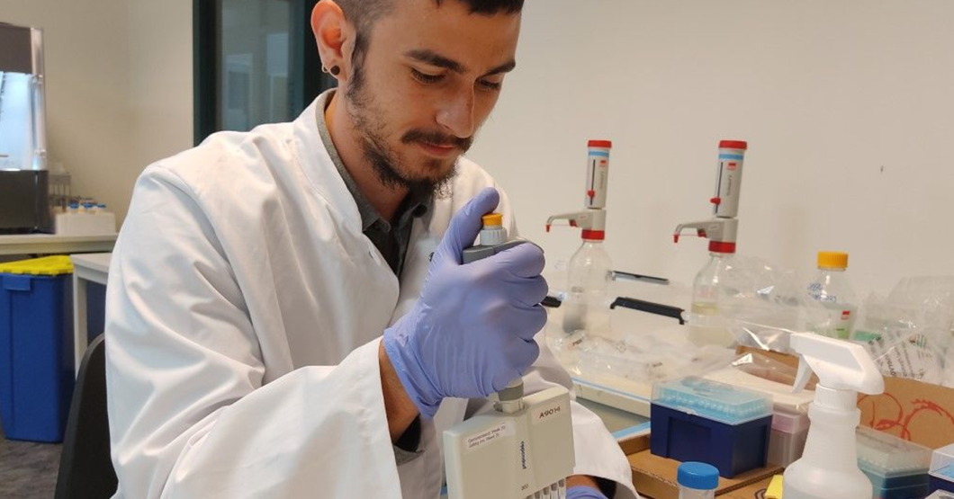 Científicos confirman que relación abierta en realidad consiste en uno de los dos aguantando cachos