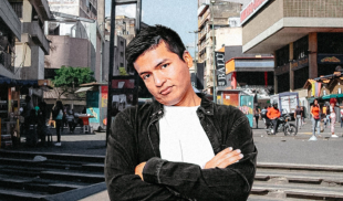 “En Venezuela todavía se puede hacer rial”, dice joven al que le pagaron $5 por declarar eso