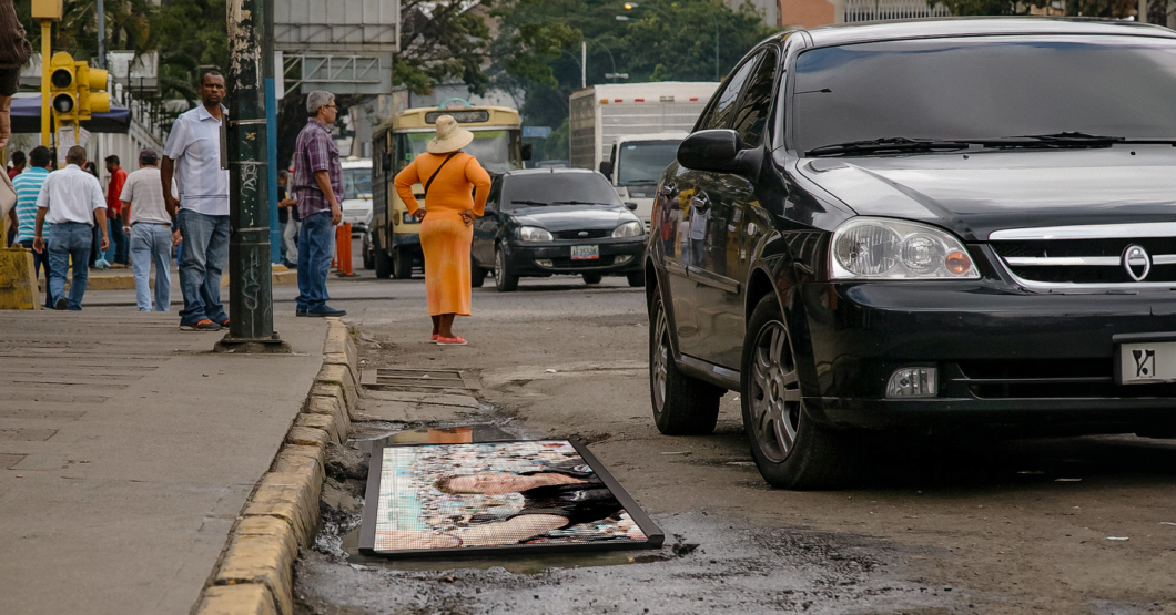 ¿Como en el primer mundo? Alcaldía de Chacao tapa huecos con pantallas LED