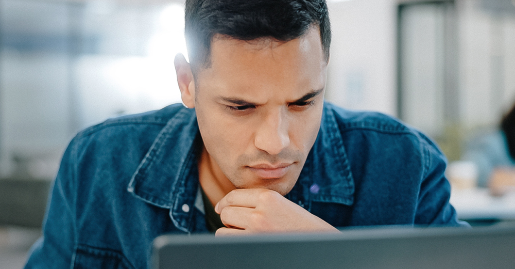 Comunicador social recién graduado indeciso entre terminar preso o meter currículo en Portada's