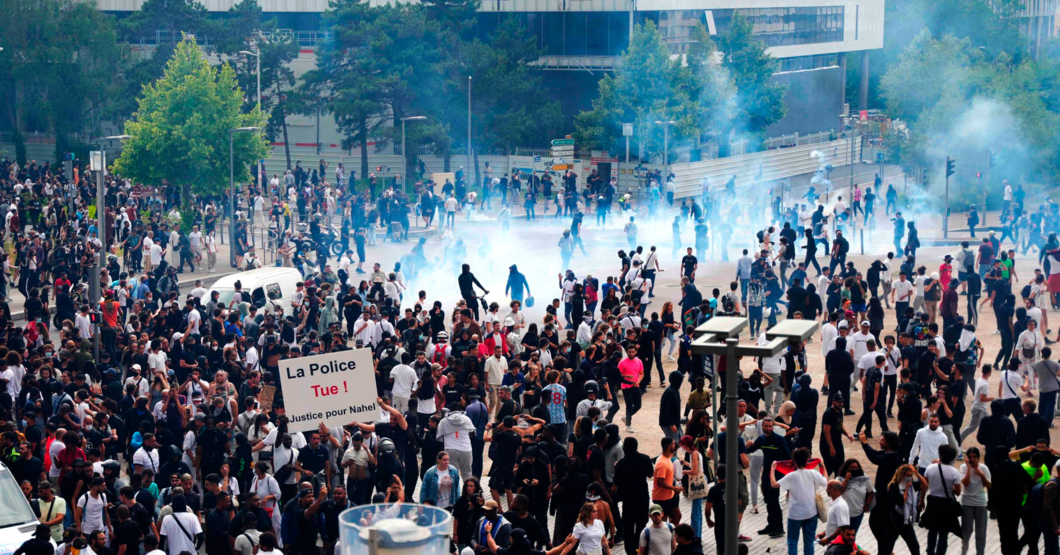Franceses salen a protestar por el exceso de protestas en el país