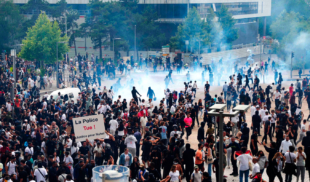 Franceses salen a protestar por el exceso de protestas en el país