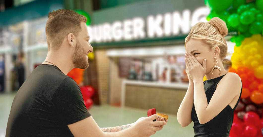 ¡Como un Rey! Caballero pide matrimonio con un anillo de aro de cebolla de Burger King