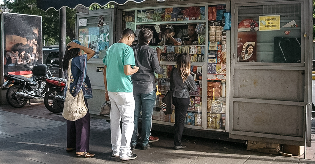 Ante prohibición de vapers, joven pregunta a kiosquero si tiene cigarro sabor a Cookies and Cream