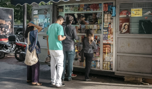 Ante prohibición de vapers, joven pregunta a kiosquero si tiene cigarro sabor a Cookies and Cream