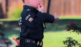 Niños venezolanos comienzan a jugar ladrones y ladrones