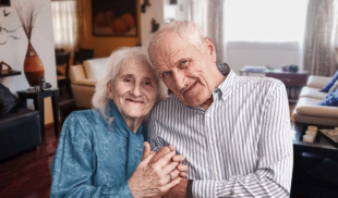 Pareja se siente económicamente estable para tener un hijo a sus 108 años
