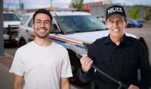 SUEÑO AMERICANO: Latino es lo suficientemente blanco como para que policía gringo no le pegue con la mano cerrada