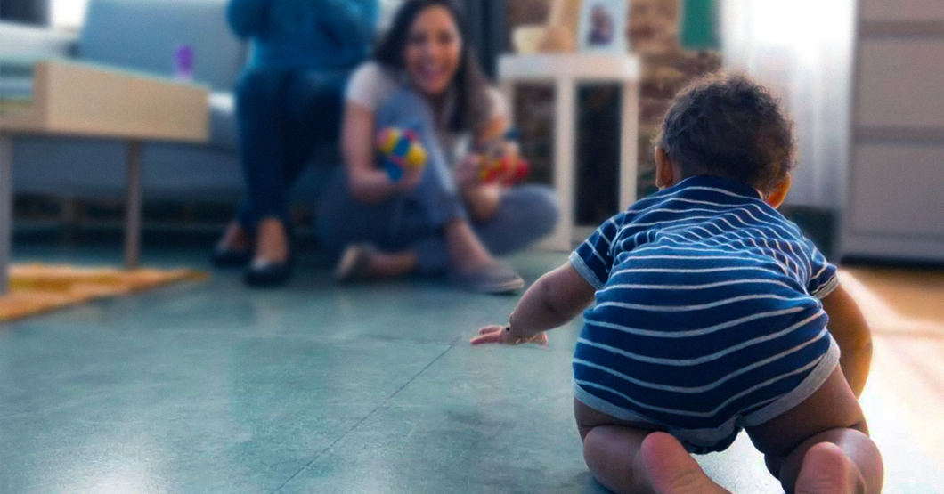 "Es muy inteligente" dice mamá de bebé que se acaba de cagar
