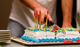 “No se tienen que ir”, dice cumpleañero antes de picar la torta para que todos se vayan