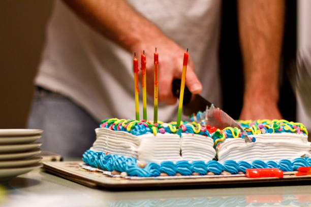 “No se tienen que ir”, dice cumpleañero antes de picar la torta para que todos se vayan