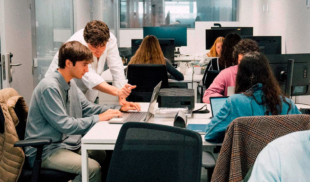 Empresa ofrece sueldo de 100$ por empleado que tenga título, postgrado, carro y disponibilidad 24 horas