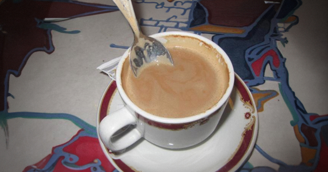 Joven ansioso por comprar el iPhone 15 para tomar fotos de altísima calidad a la mierda de café que toma todos los días