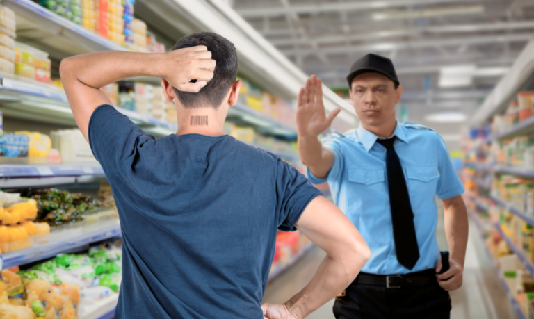 Joven que se tatuó código de barras pirata es retenido por vigilante de supermercado