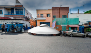 Extraterrestre se queda varado en Caracas tras encontrar su nave sobre cuatro bloques