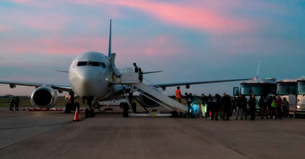 Llegan a Caracas venezolanos desde Miami en busca de un peor futuro