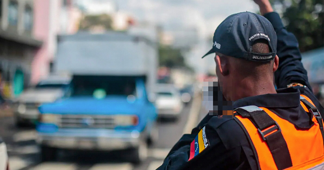 PNB olvida el silbato y controla el tráfico soplando la bicha