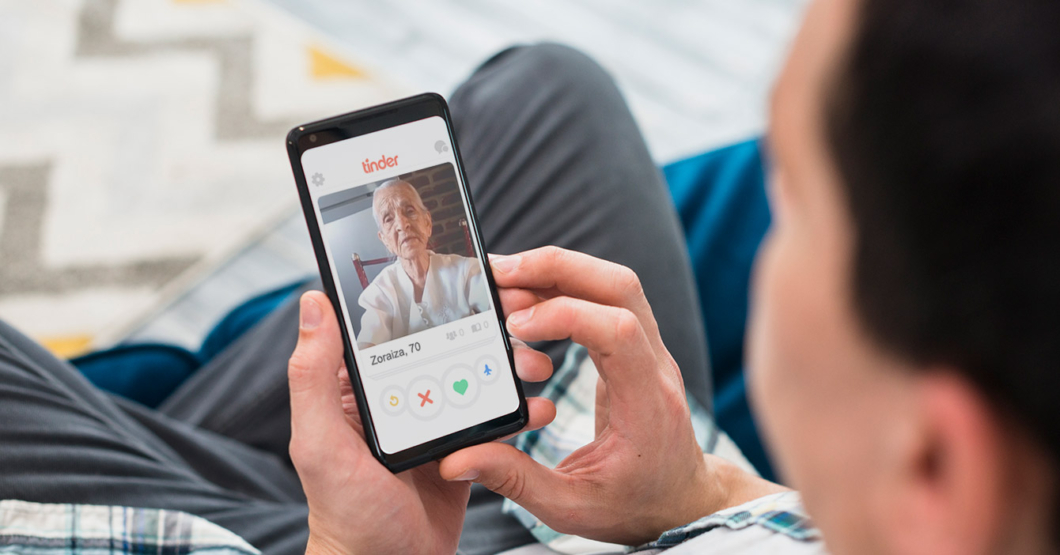 Migración obliga chamo a subir rango de edad en Tinder hasta los 70 años