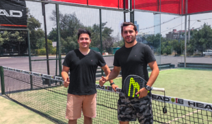 Joven nos paga publicidad para que sepas que él juega pádel