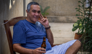 Ley seca obliga señor a empezar a beber desde hoy