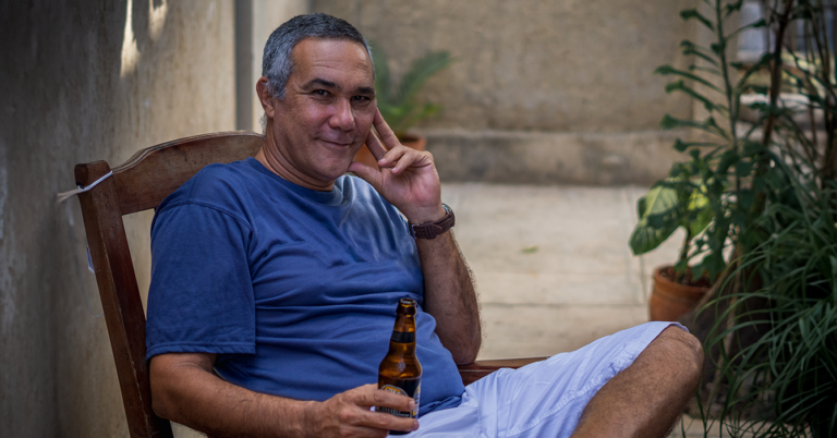Ley seca obliga señor a empezar a beber desde hoy