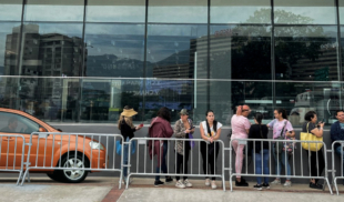 Señor hace la cola de Karol G pensando que era la de la gasolina