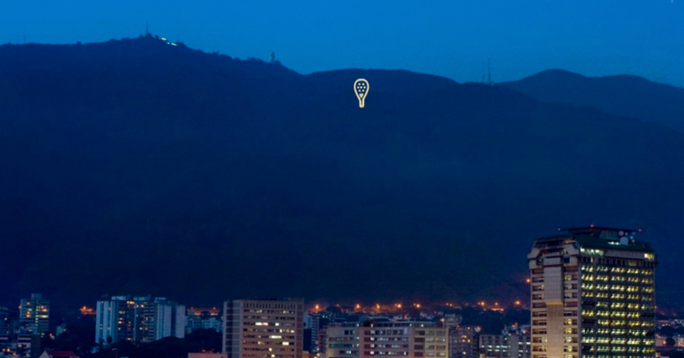 Gobierno da inicio a la navidad con el encendido de la pala de pádel del Ávila