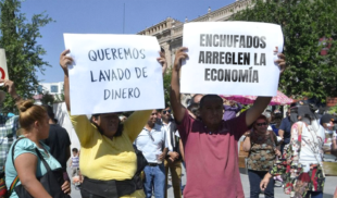 Ciudadanos exigen que enchufados vuelvan a lavar dinero para arreglar la economía