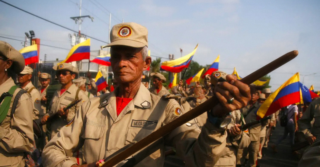Miliciano se pone a las órdenes de Maduro para defender el Esequibo con su palo de reglamento