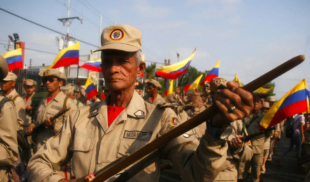 Miliciano se pone a las órdenes de Maduro para defender el Esequibo con su palo de reglamento
