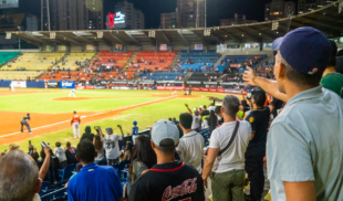 Papá de Ronald Acuña Jr. denuncia que no lo dejan agarrarse a coñazos en las gradas tranquilo