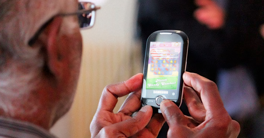 Presidente de mesa electoral establece récord mundial de Candy Crush