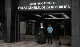 Expulsan a joven de oficina pública porque su vestido victoriano estaba por encima del tobillo