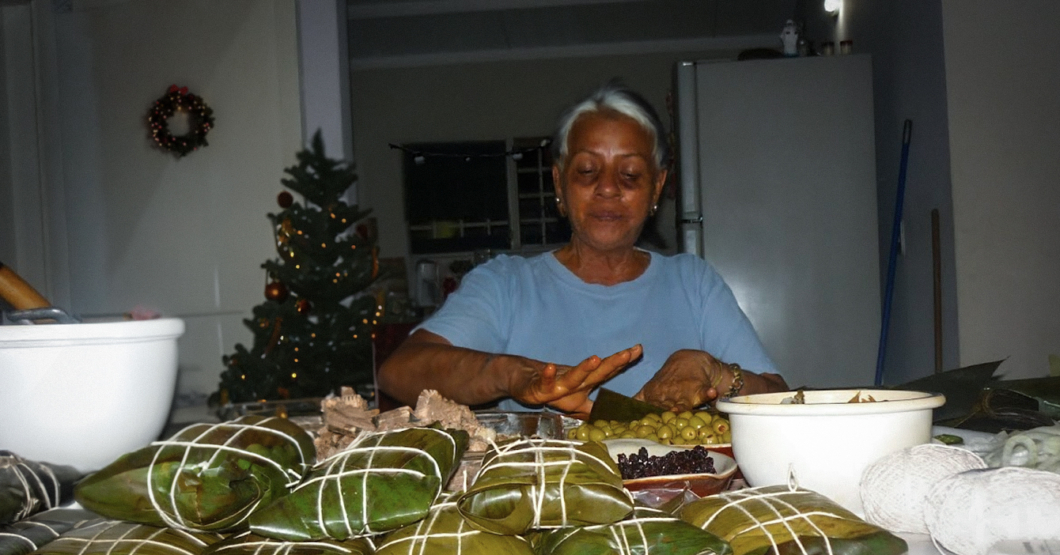 Abuela que esperaba pasar la tercera edad descansando pasa todo diciembre haciendo hallacas